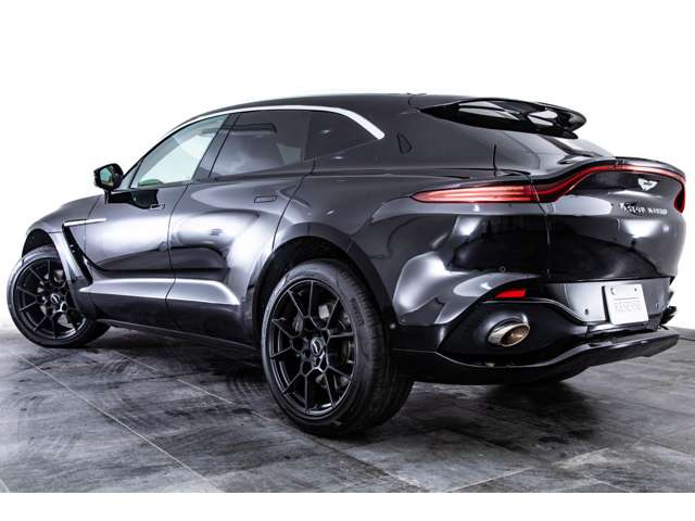 Aston Martin DBX 10