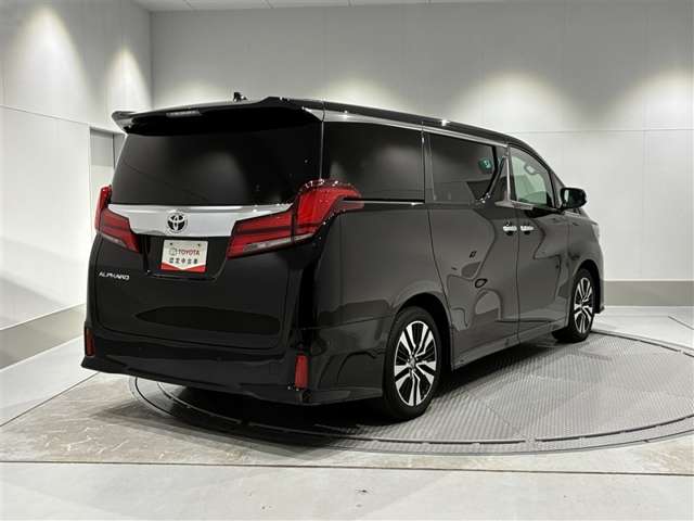 Toyota Alphard 4