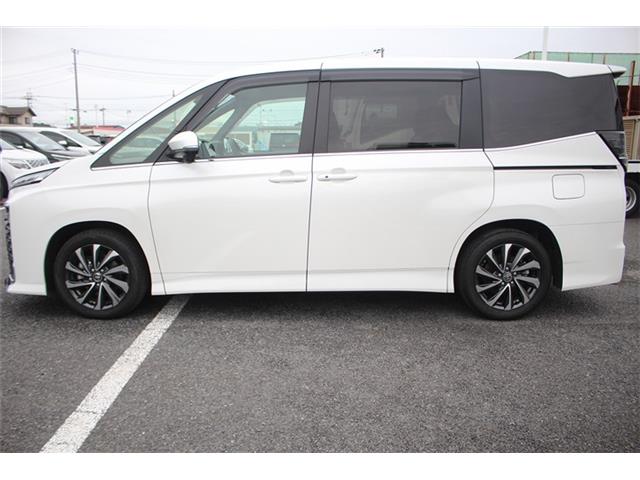 Toyota Voxy 11