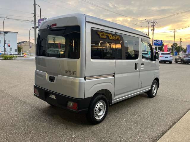 Daihatsu Hijet Cargo 6