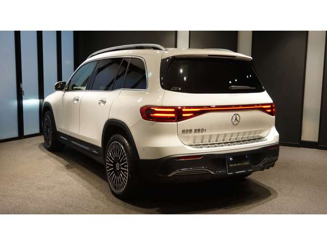 Mercedes-Benz EQB 8
