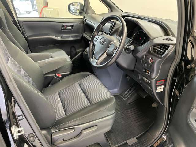 Toyota Voxy 11