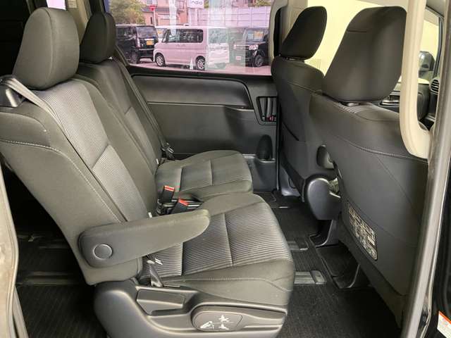 Toyota Voxy 12