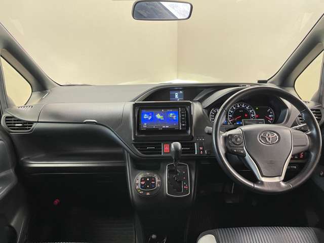 Toyota Voxy 2