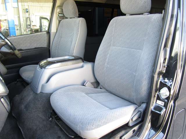 Toyota Hiace Van 7