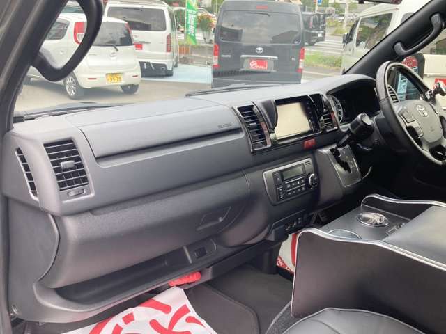 Toyota Hiace Van 10