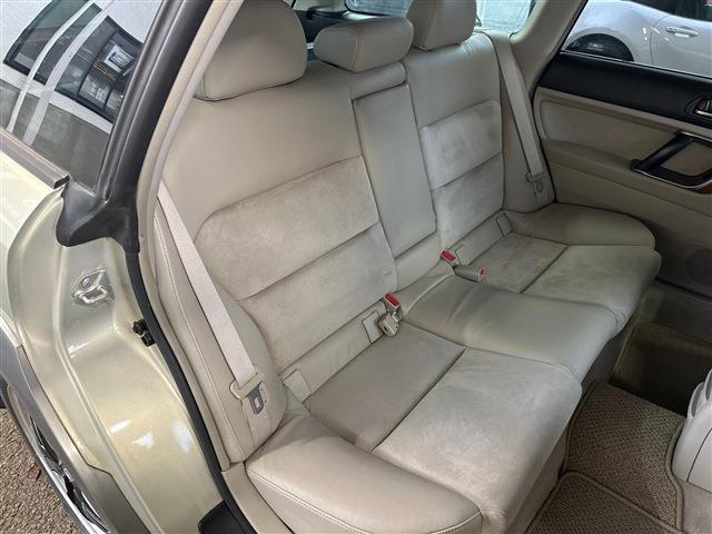 Subaru Legacy Outback 11