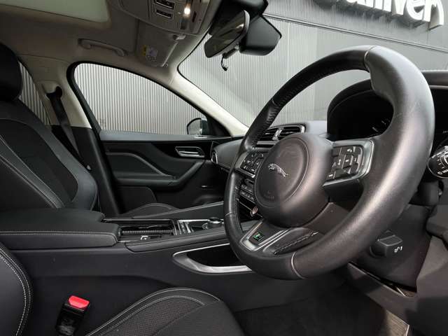 Jaguar F-Pace 10