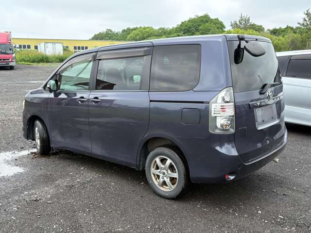 Toyota Voxy 11