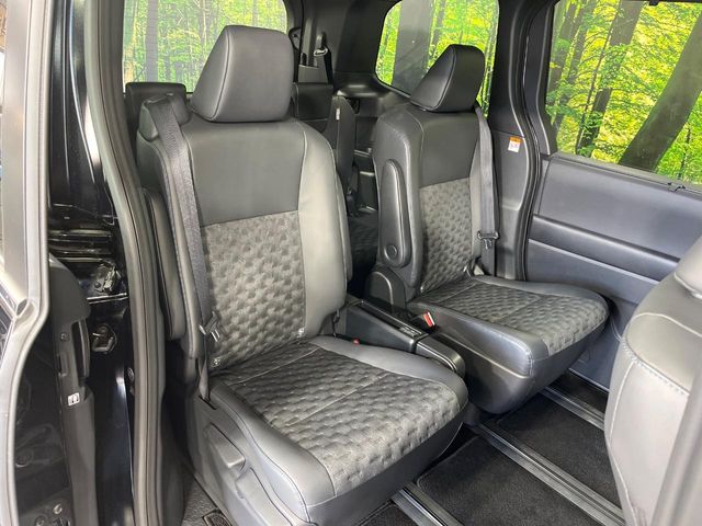 Toyota Voxy 9