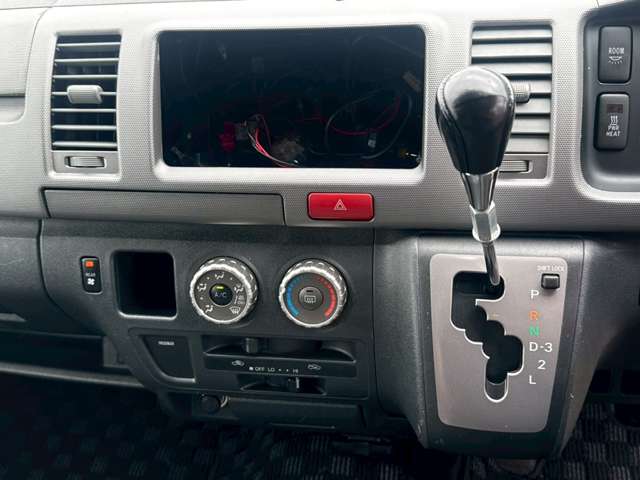 Toyota Hiace Van 11