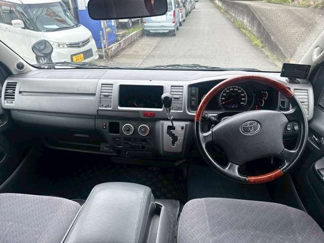 Toyota Hiace Van 9
