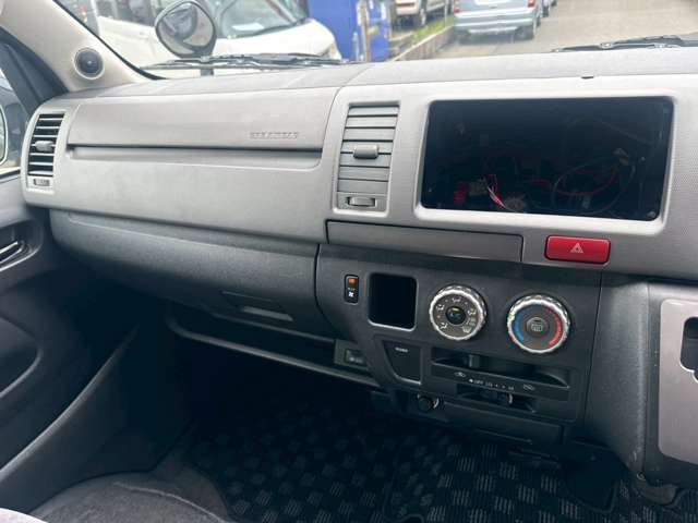 Toyota Hiace Van 10