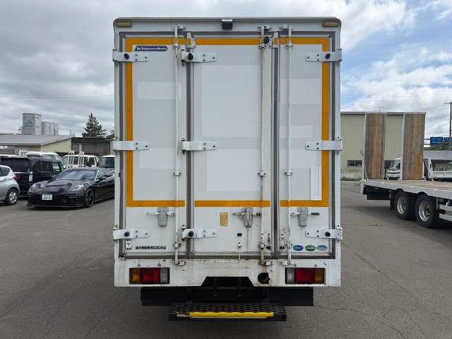 Isuzu Elf Van 7