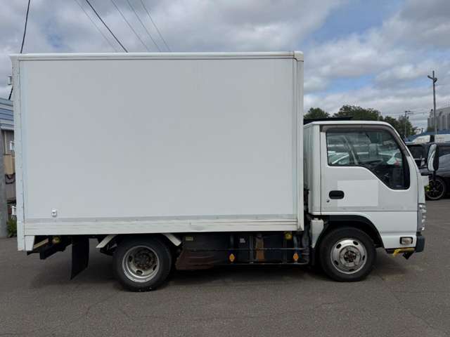 Isuzu Elf Van 9