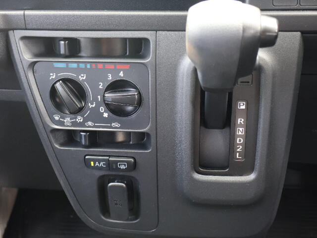 Daihatsu Hijet Cargo 11