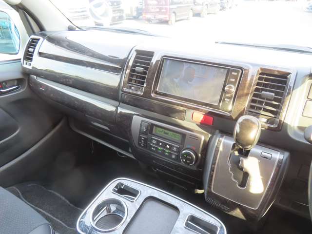 Toyota Hiace Van 12