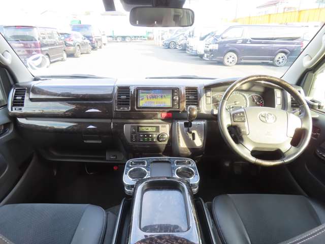 Toyota Hiace Van 5