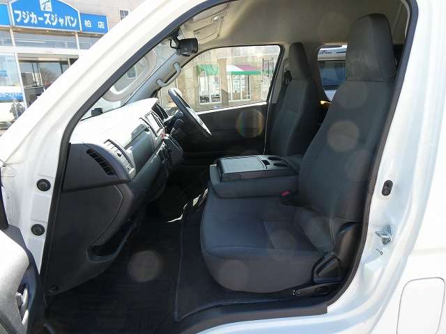 Toyota Hiace Van 4