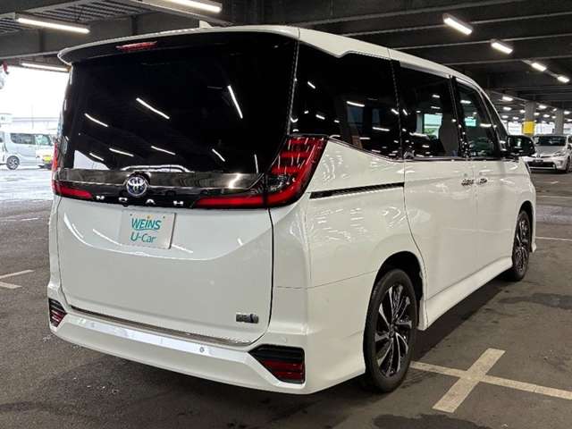 Toyota Noah 8