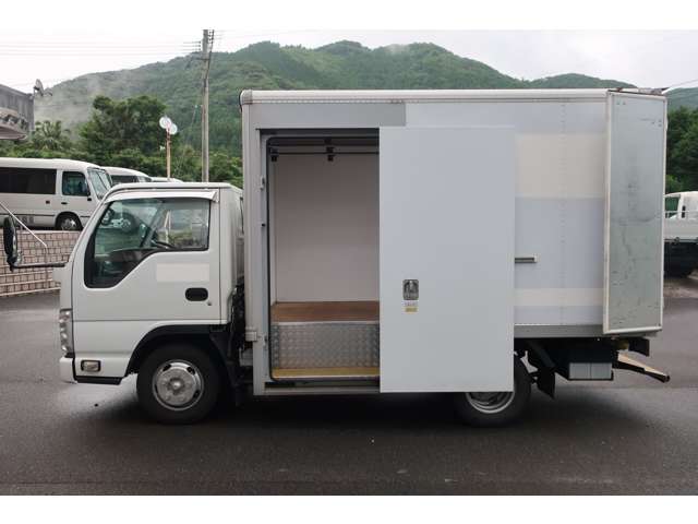 Isuzu Elf Van 11