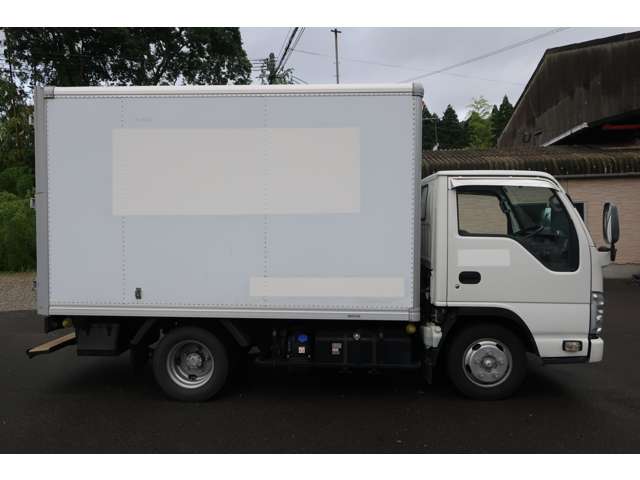 Isuzu Elf Van 3
