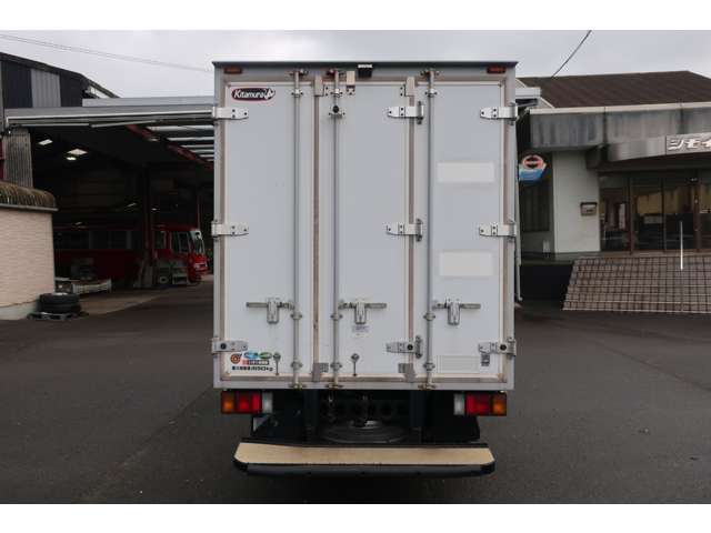 Isuzu Elf Van 5
