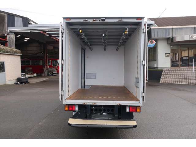 Isuzu Elf Van 7