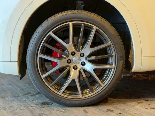 Maserati Levante 8