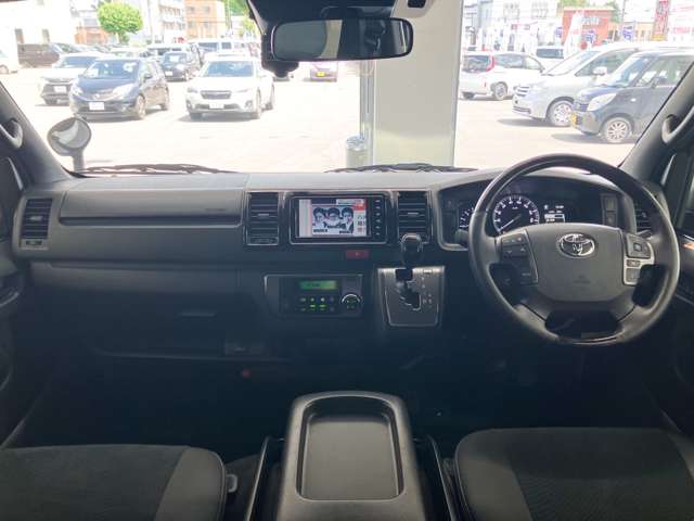 Toyota Hiace Van 4