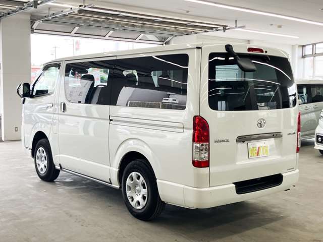 Toyota Hiace Van 7