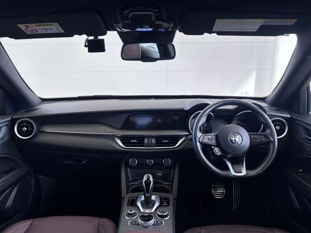 Alfa Romeo Stelvio 12