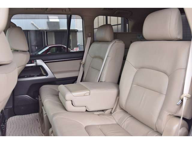 Toyota Land Cruiser 200 12