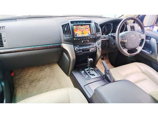 Toyota Land Cruiser 200 2
