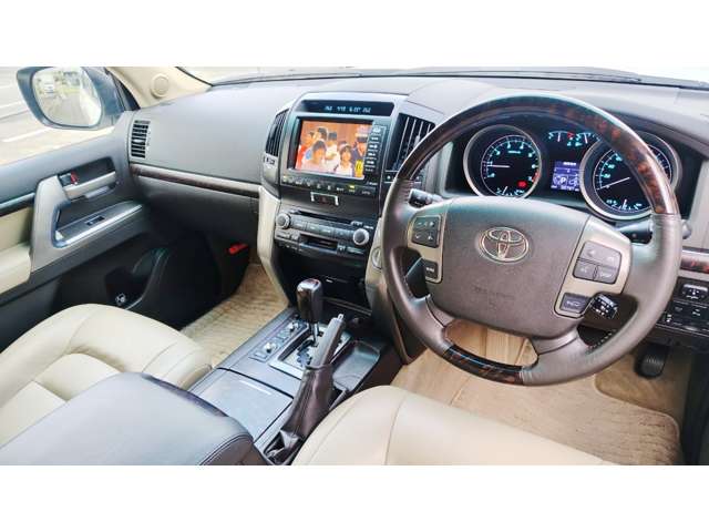 Toyota Land Cruiser 200 4