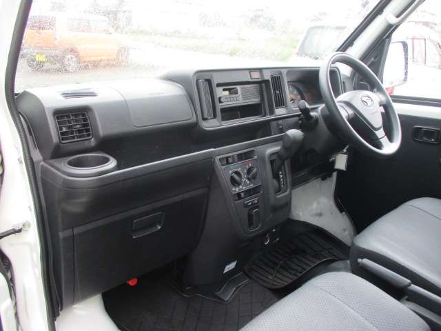 Daihatsu Hijet Cargo 12