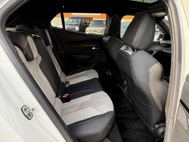 Peugeot SUV e-2008 7