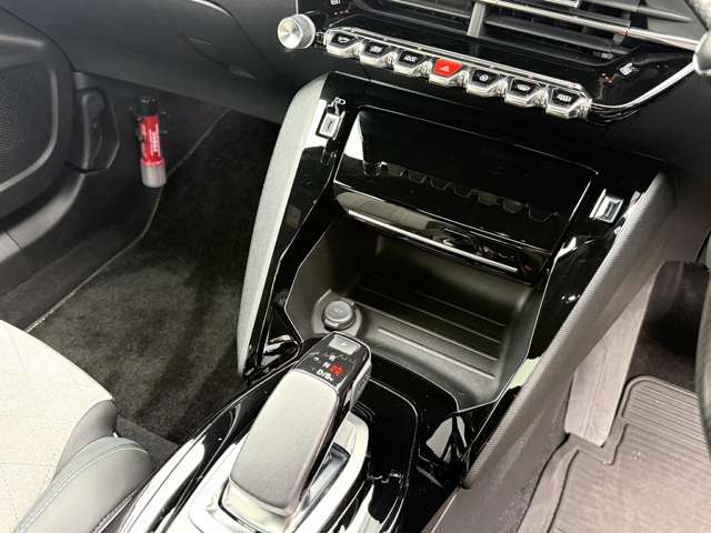 Peugeot SUV e-2008 8
