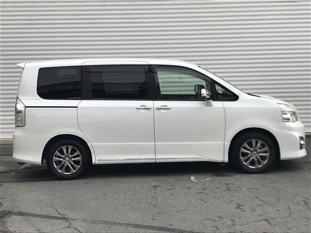 Toyota Voxy 11