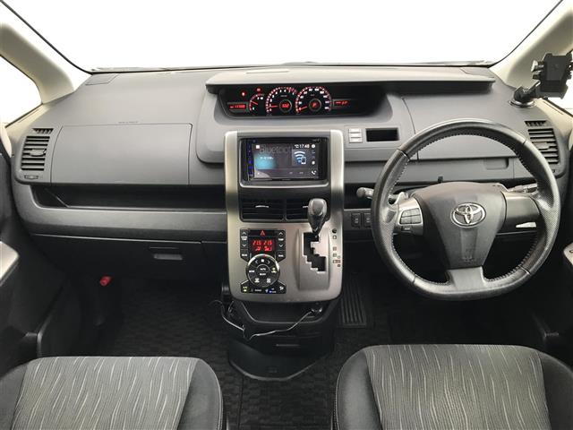 Toyota Voxy 3