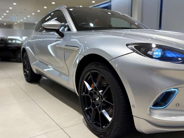 Aston Martin DBX 11