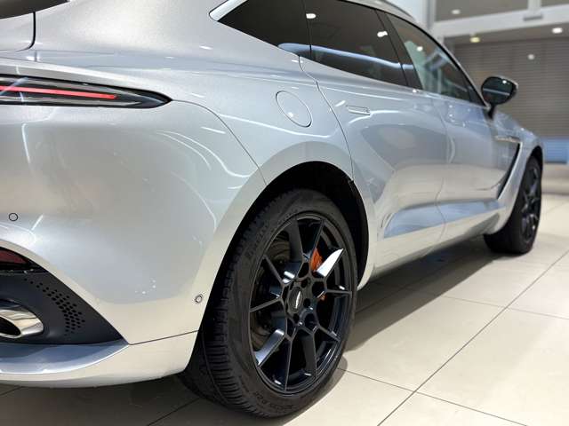 Aston Martin DBX 12