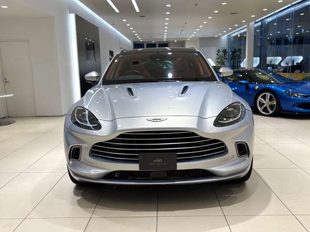 Aston Martin DBX 4