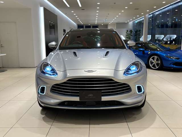 Aston Martin DBX 5