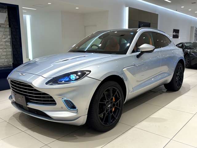 Aston Martin DBX 6