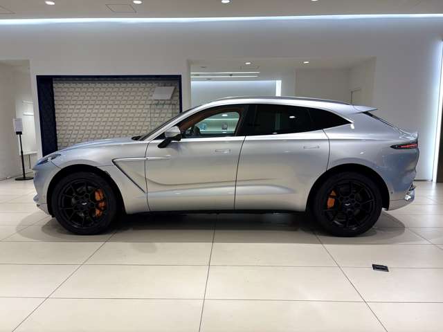 Aston Martin DBX 8