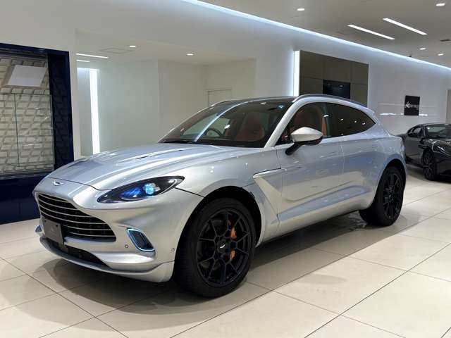 Aston Martin DBX 9