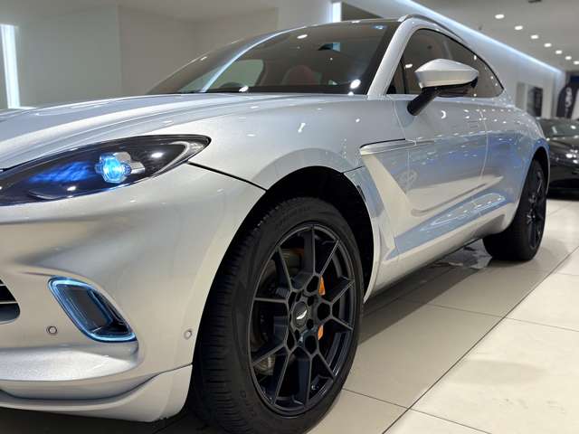 Aston Martin DBX 10