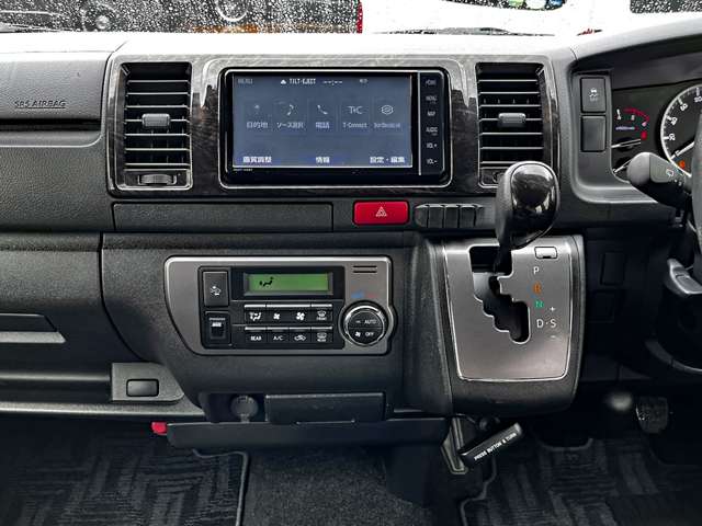 Toyota Hiace Van 11
