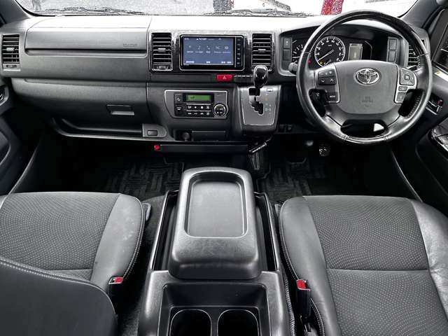 Toyota Hiace Van 7